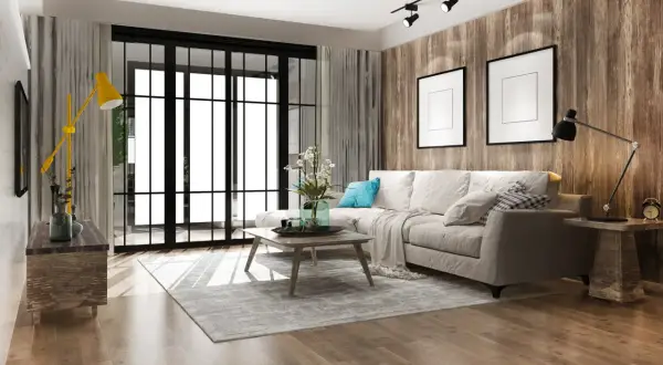 Soggiorno moderno con divano beige, tavolino in legno, tappeto grigio e parete effetto legno. Un esempio di come arredare casa con poco, puntando su pochi elementi ben scelti.