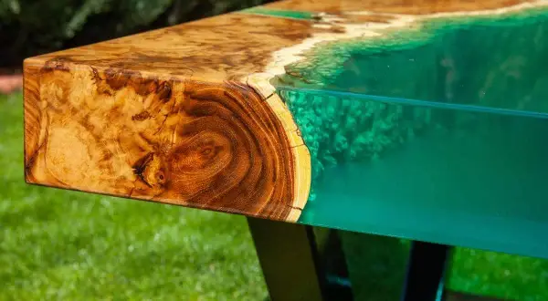Tavolo con venature di legno e resina epossidica verde brillante. Attenzione: la resina epossidica è tossica.