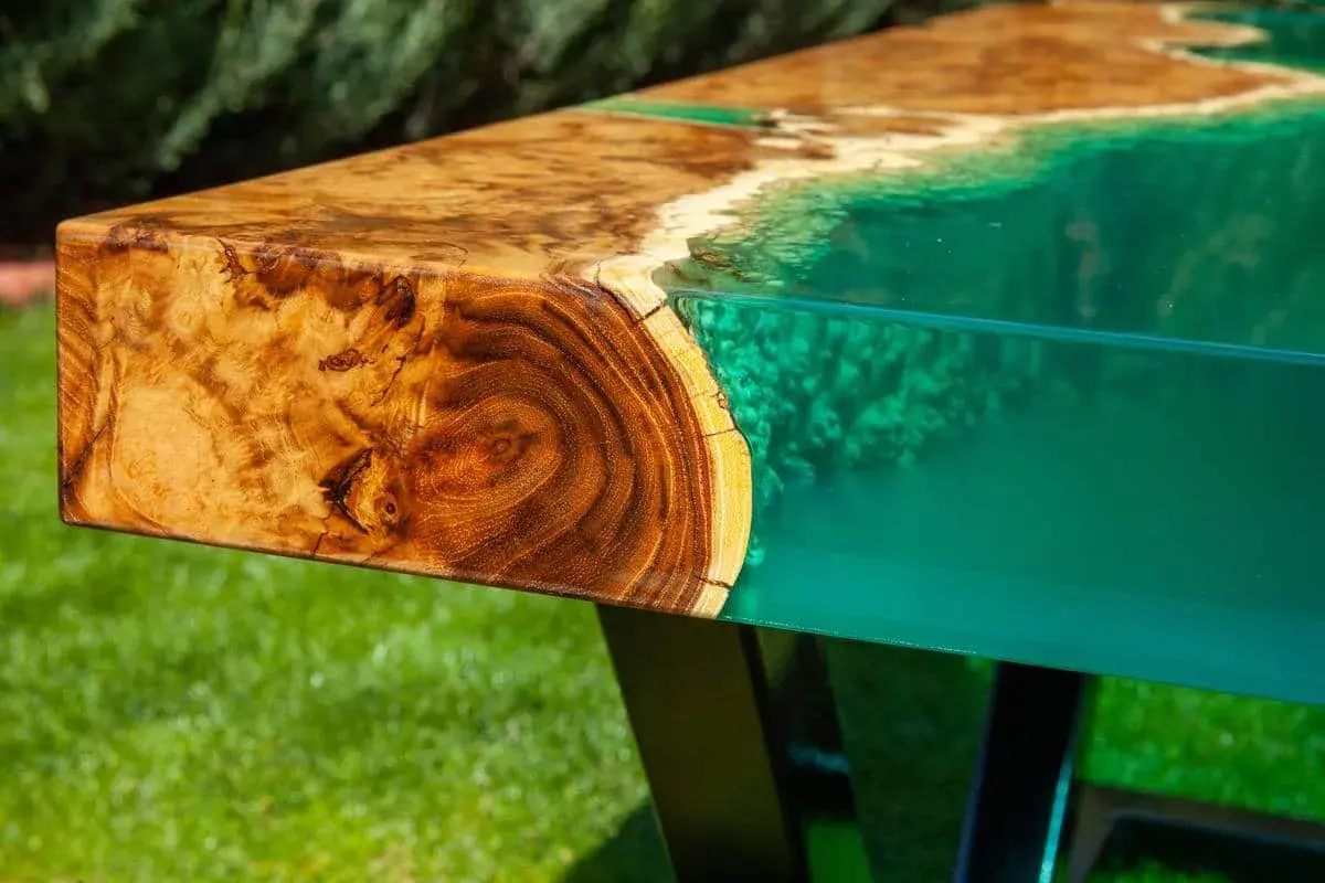Tavolo con venature di legno e resina epossidica verde brillante. Attenzione: la resina epossidica è tossica.