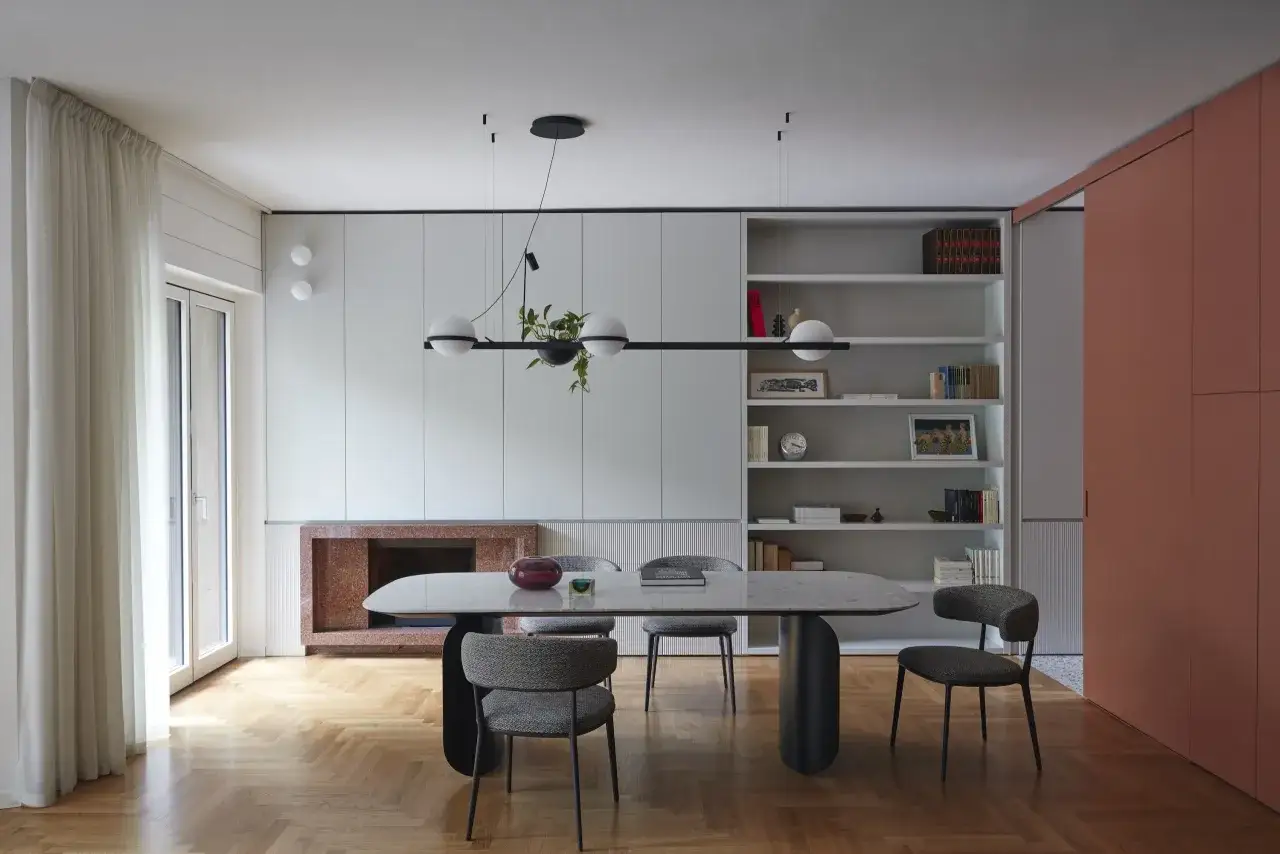 Un elegante soggiorno con un tavolo da pranzo in marmo e sedie grigie. Il colore grigio abbinamento domina l'arredamento, creando un'atmosfera sofisticata.