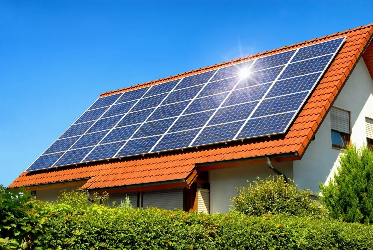 Tetto con impianto fotovoltaico ad isola, pronto per le autorizzazioni. Sole splendente sui pannelli solari.